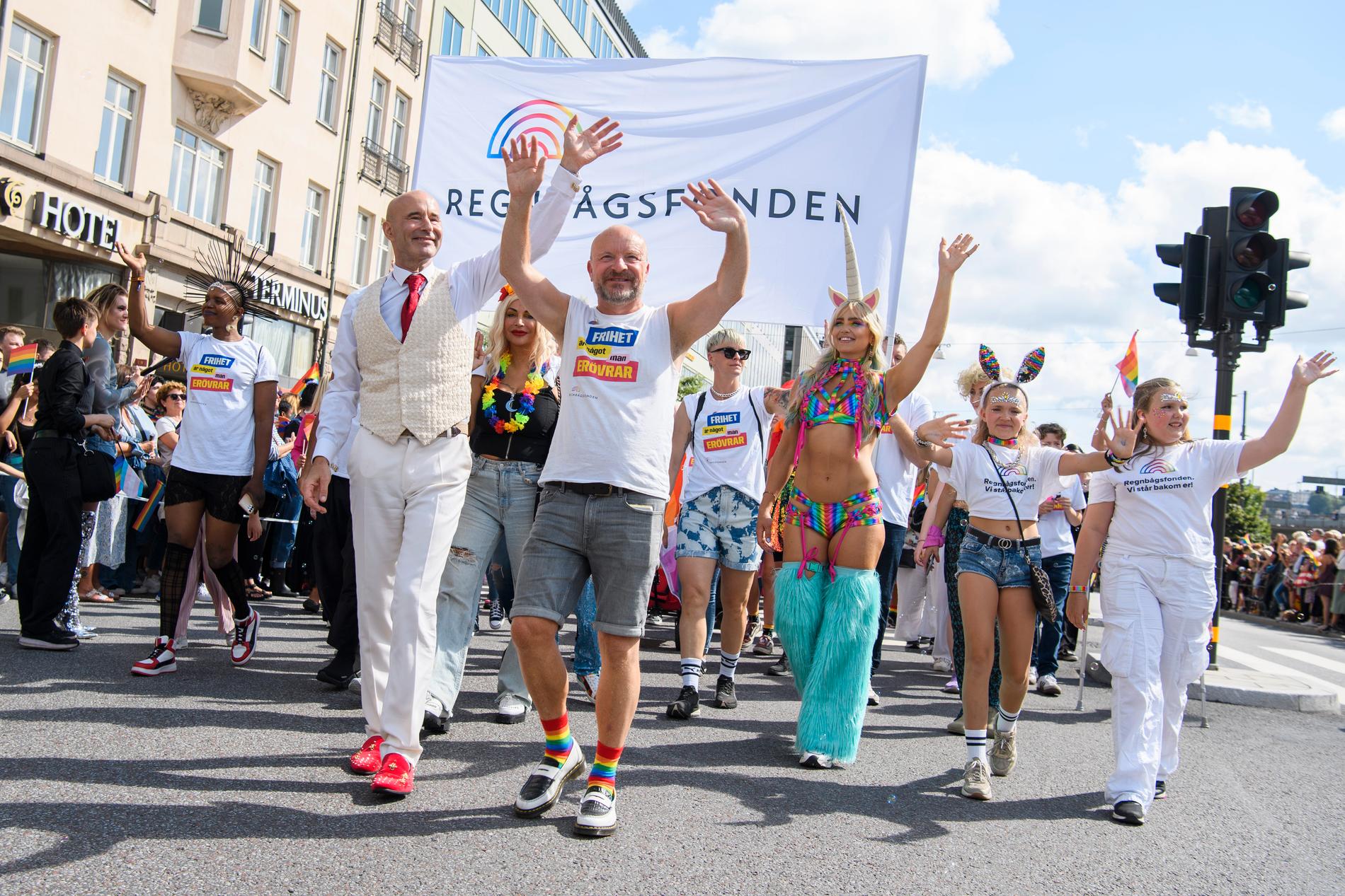 Mark Levengood och Jonas Gardell med Regnbågsfonden i Prideparaden i Stockholm 2023.