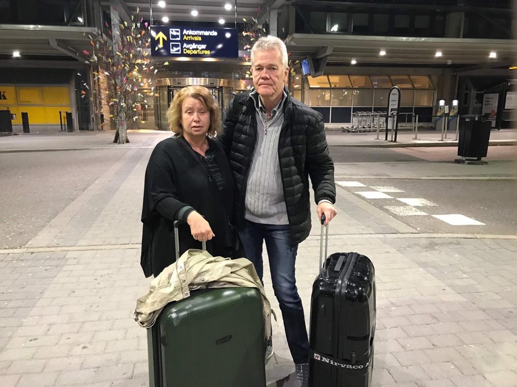 Ola Binis föräldrar Dag Gustafsson och Görel Bini Gustafsson har rest till Quito för att få honom fri. De menar att Ola har gripits på felaktiga grunder.