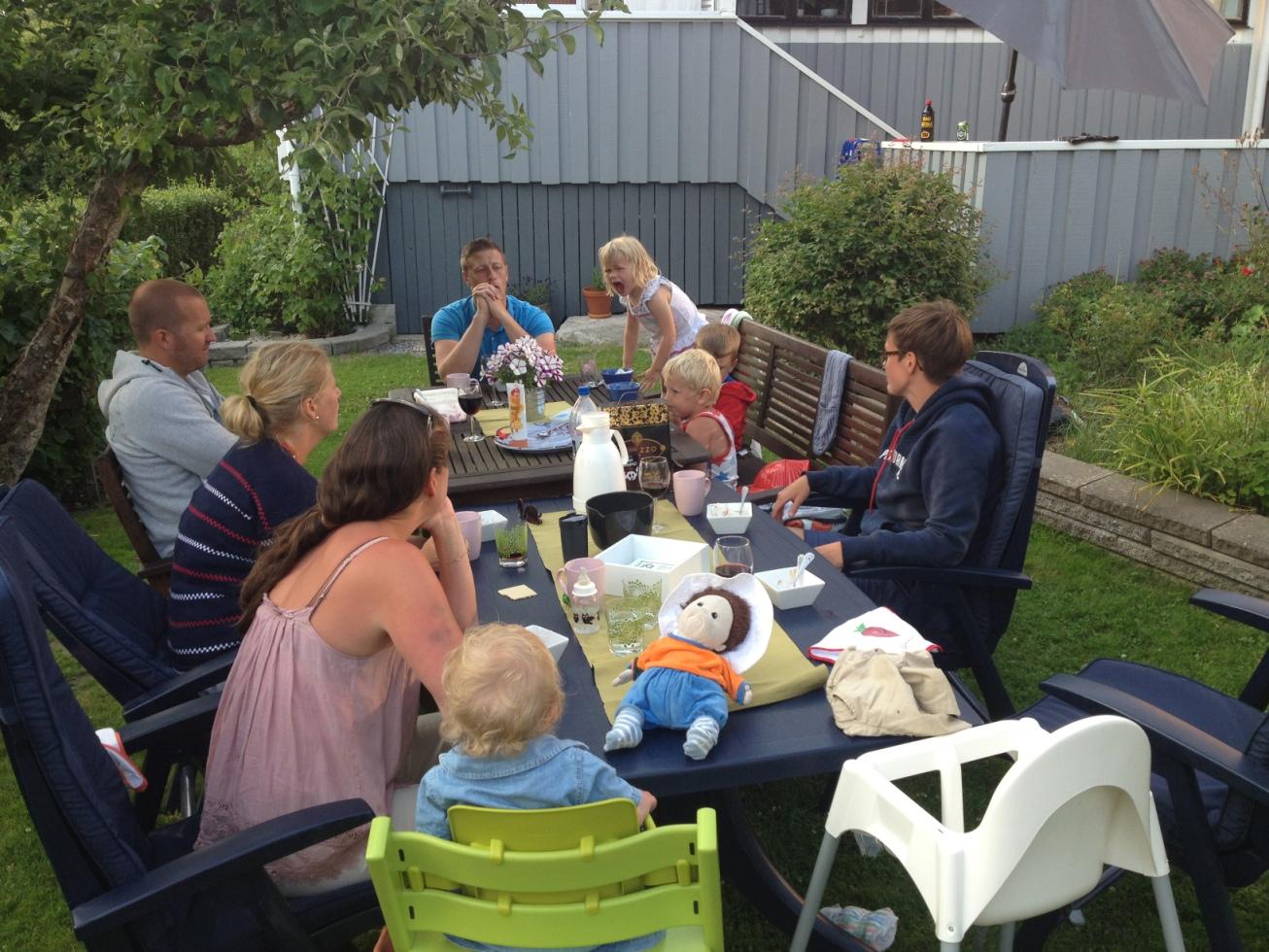 Vuxna och barn tillsammans en härlig sommarkväll i Lysekil