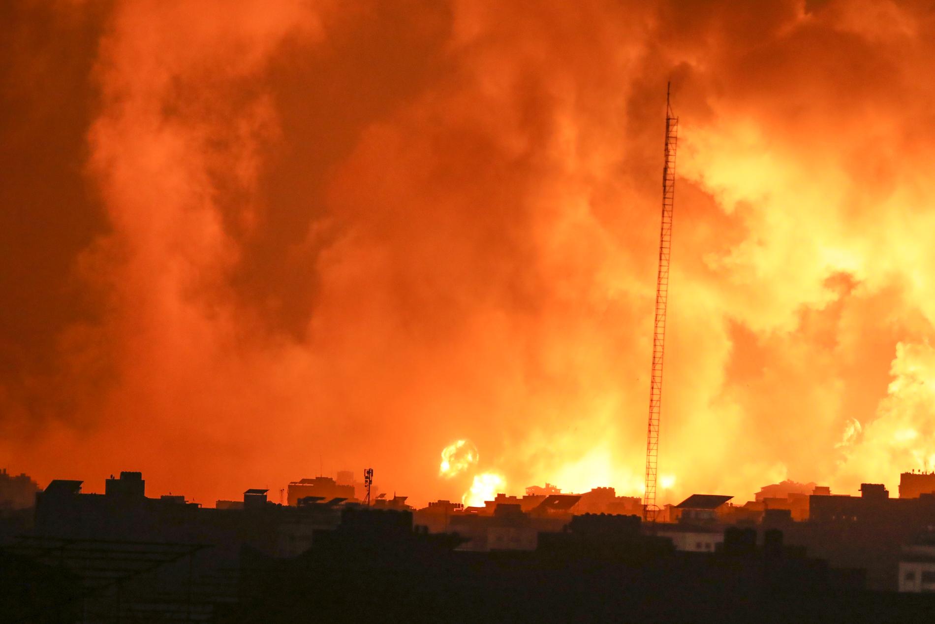 Eld stiger från hus på Gazaremsan efter flyganfall.