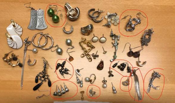 Bland de stora mängder stöldgods som hittades fanns mycket smycken.