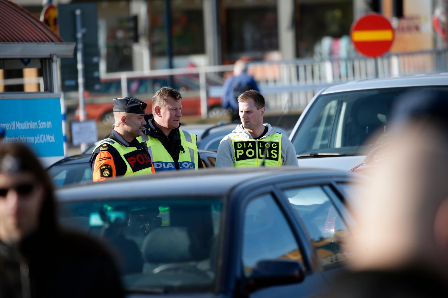 Polisen förbereder sig inför Nordiska motståndsrörelsen (NMR) demonstration i centrala Göteborg på lördagen. 