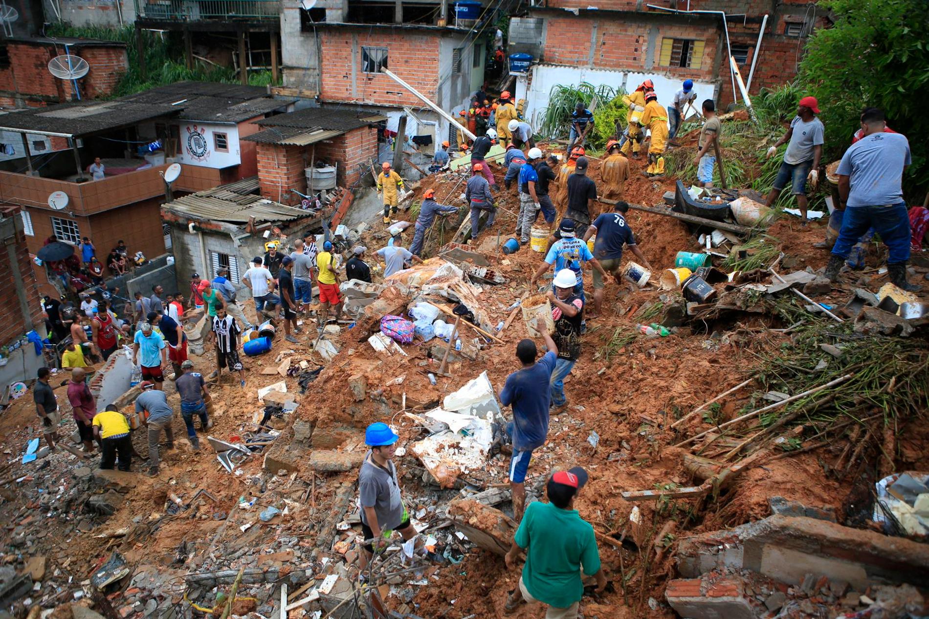 Räddningsmanskap söker efter överlevande i staden Franco da Rocha, nordväst om São Paulo.