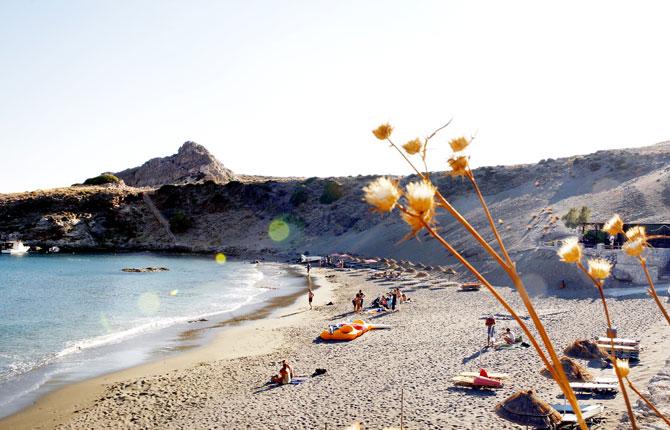 AGIOS PAVLOS, KRETA  Ligger mycket vackert mellan två höga klippor på Kretas sydvästra kust. En bit upp från strandens ena sida ligger ett enkelt hotell. Boka din resa till Grekland här!