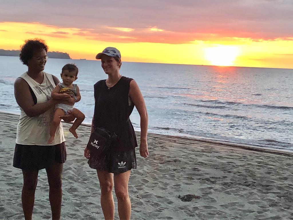 Haddy Taal, sonen Maxime och Malin Nilsson har varit på Tablas Island i Filippinerna sedan den 1 mars.