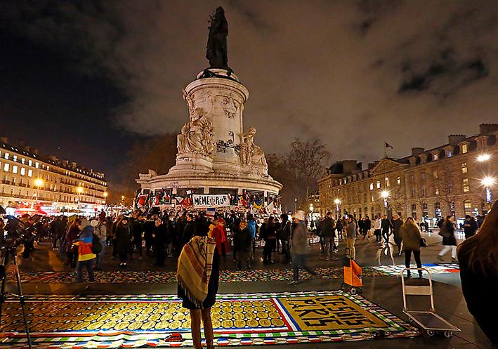 Minnesceremoni på Place de la Republique i Paris ett år efter terrorattacken mot satirtidskriften Charlie Hebdo.