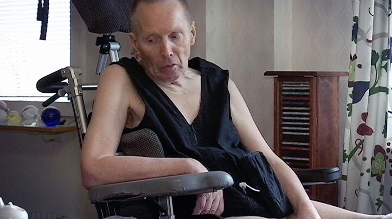 Arne Ivarsson är svårt sjuk i Parkinson och kan varken äta eller klä på sig själv.