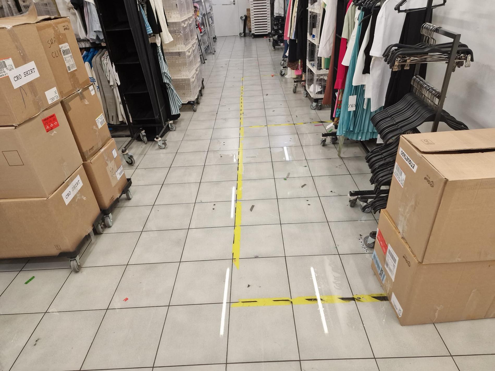 In these kind of taped areas, tables were set up when goods were to be unpacked. "The manager talked to me as if I were an idiot, saying 'here you stand, you only move your upper body, not your legs, otherwise it takes too long,'" says Una Subotic.