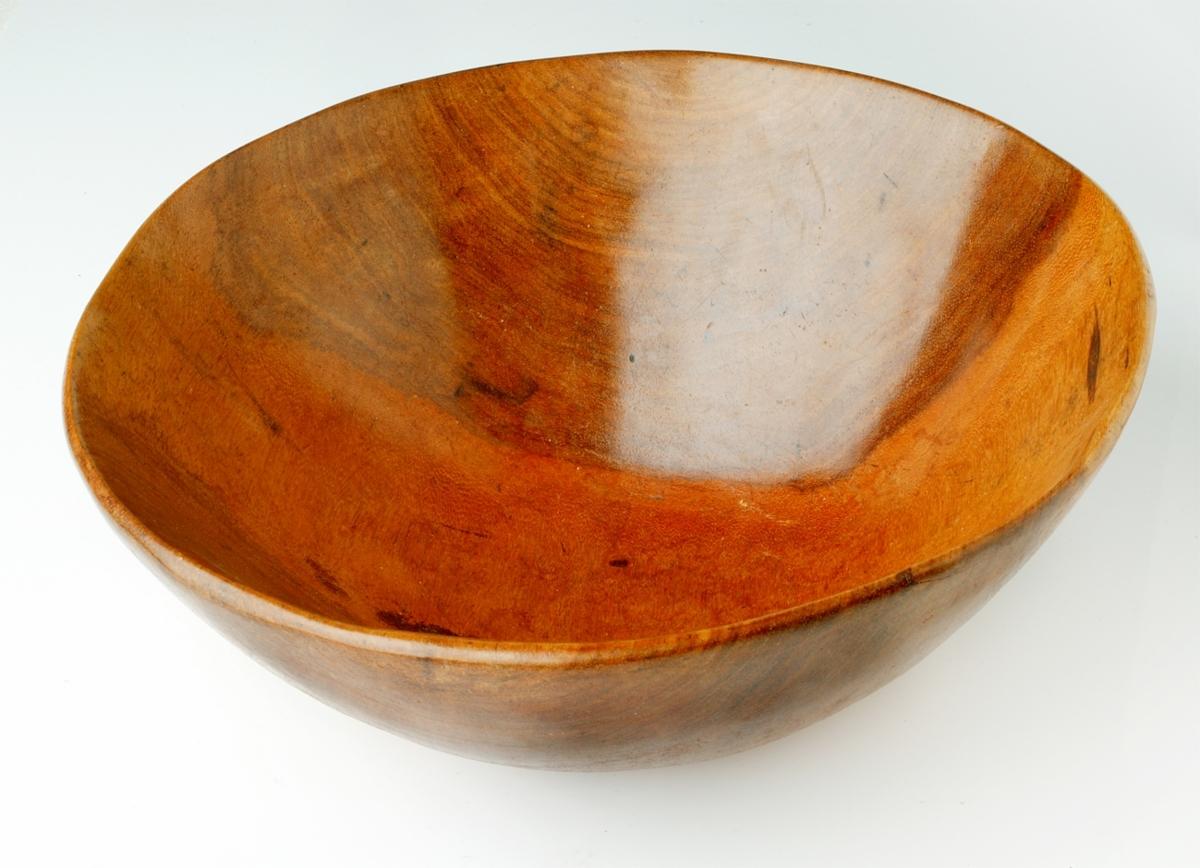 En handgjord skål är både vacker och användbar. Den här är gjord i teak och kostar: 70 kr.