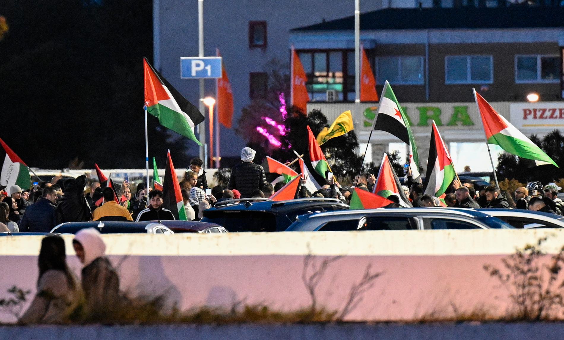 Hamas terrorattack mot Israel firades med manifestationer på flera håll i Sverige. På bilden en kortege med hundratals bilar som körde genom Malmö den 8 oktober. Arkivbild.