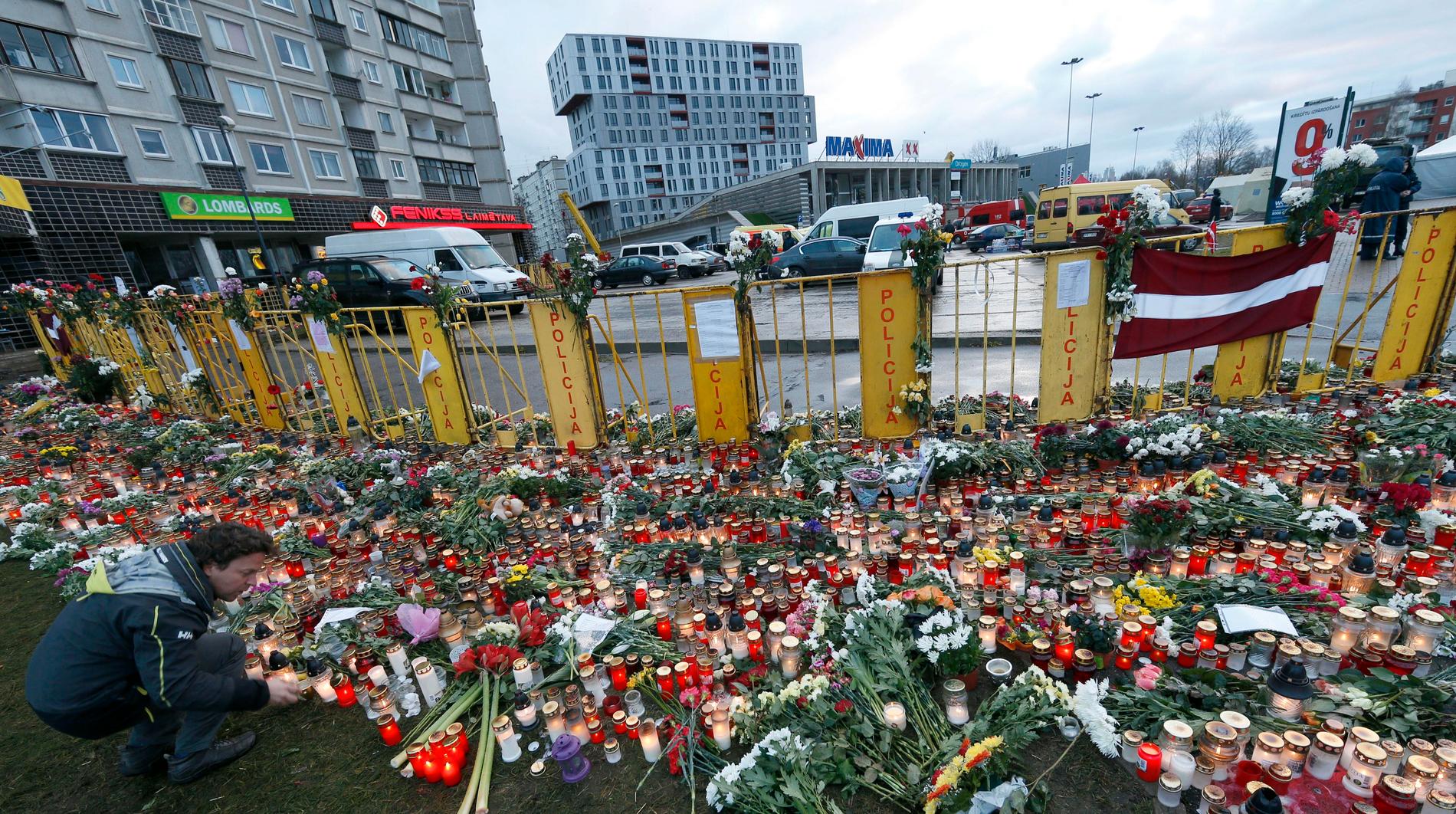 Blommor och ljus vid platsen för katastrofen i november 2013. Arkivbild.