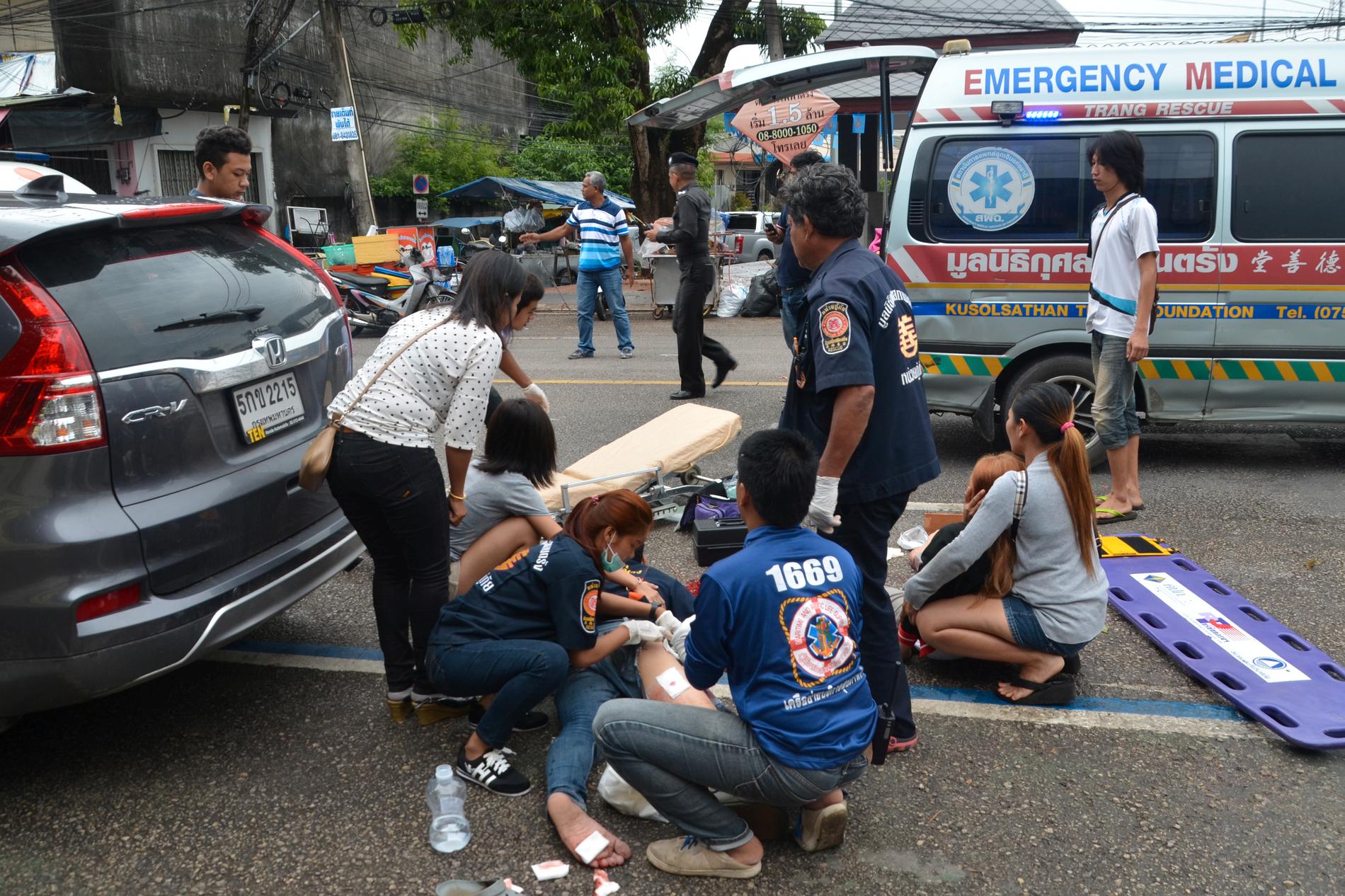 Skadade får första hjälpen efter att en bomb exploderat i Trang, södra Thailand.