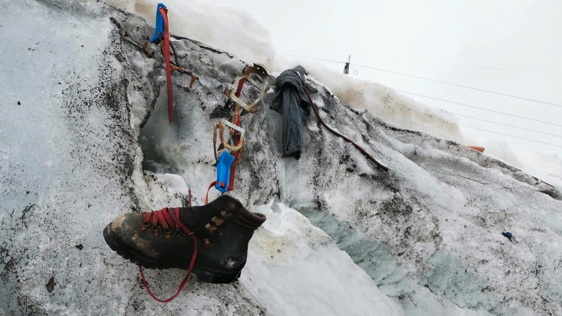 En känga som tillhörde den tyske klättrare som har varit försvunnen i årtionden har hittats i Theodul-glaciären i Alperna. Bilden kommer från den lokala polisen.