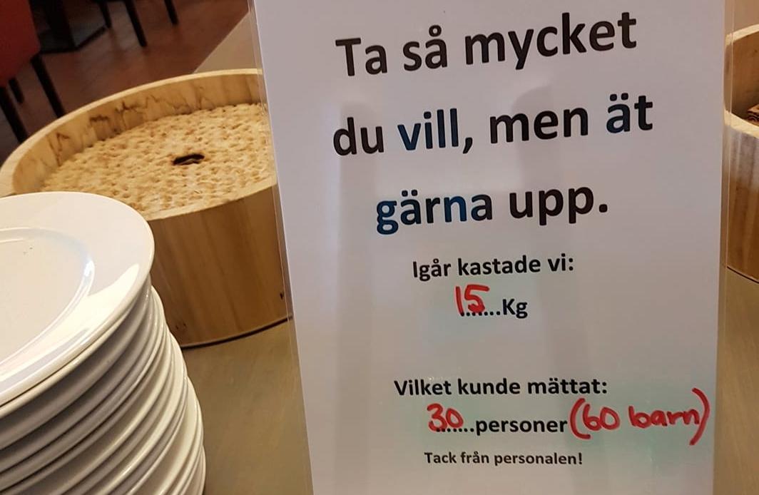 Stiftsgården i Rättvik tyckte att gästerna kastade för mycket mat och satte upp den här smarta skylten. 