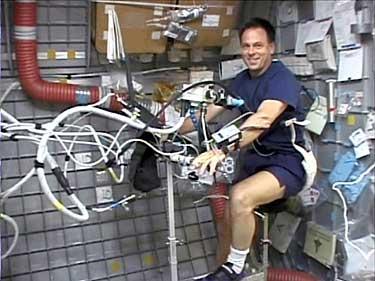 Ilan Ramon på testcykel uppe i rymden. Bilden togs 30 januari.