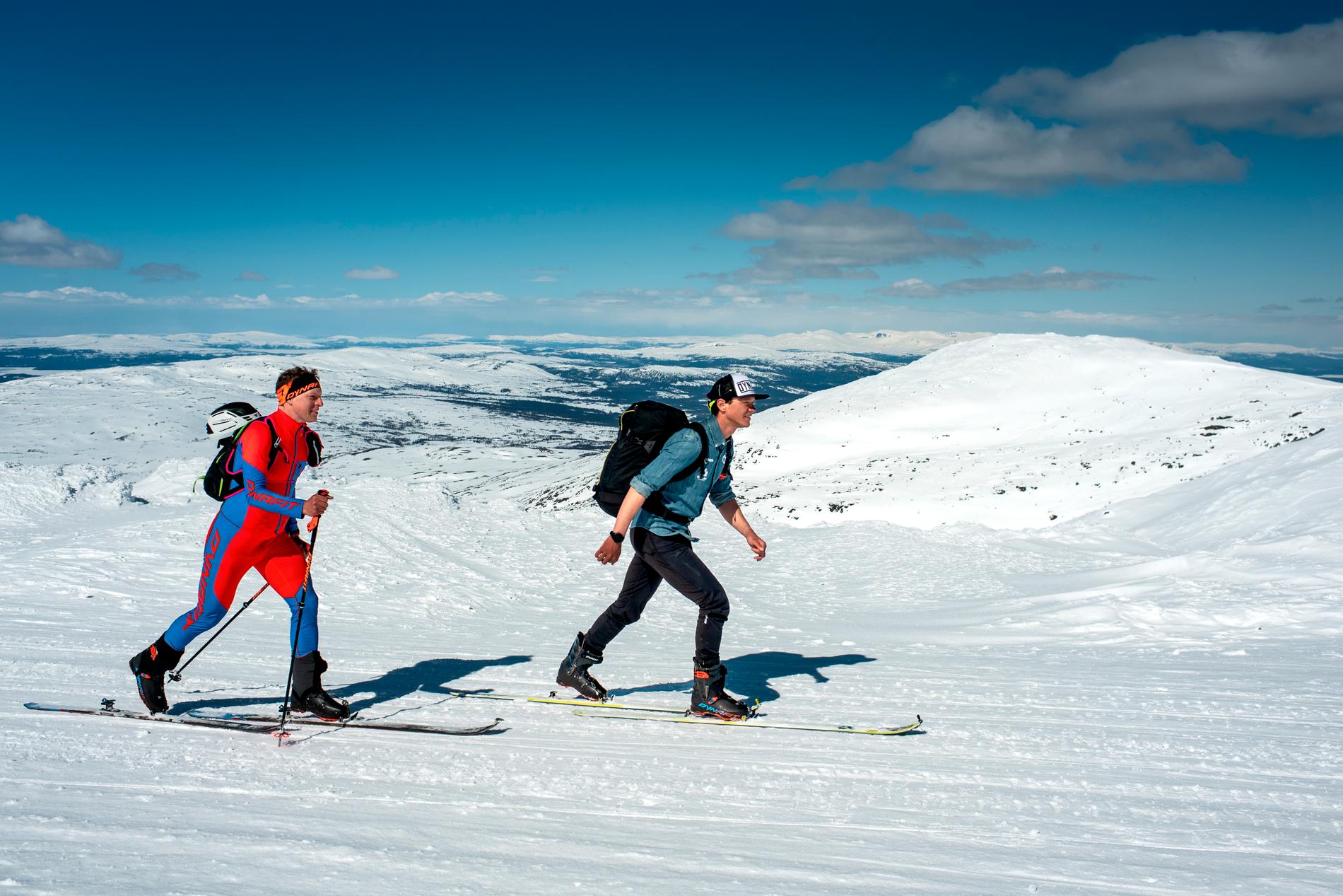 Skridskoåkaren Nils van der Poel (th) och tränaren Johan Röjler gör två toppturer med skidor och stighudar och går upp från byn till skutans toppstuga under en träningsdag i Åre.