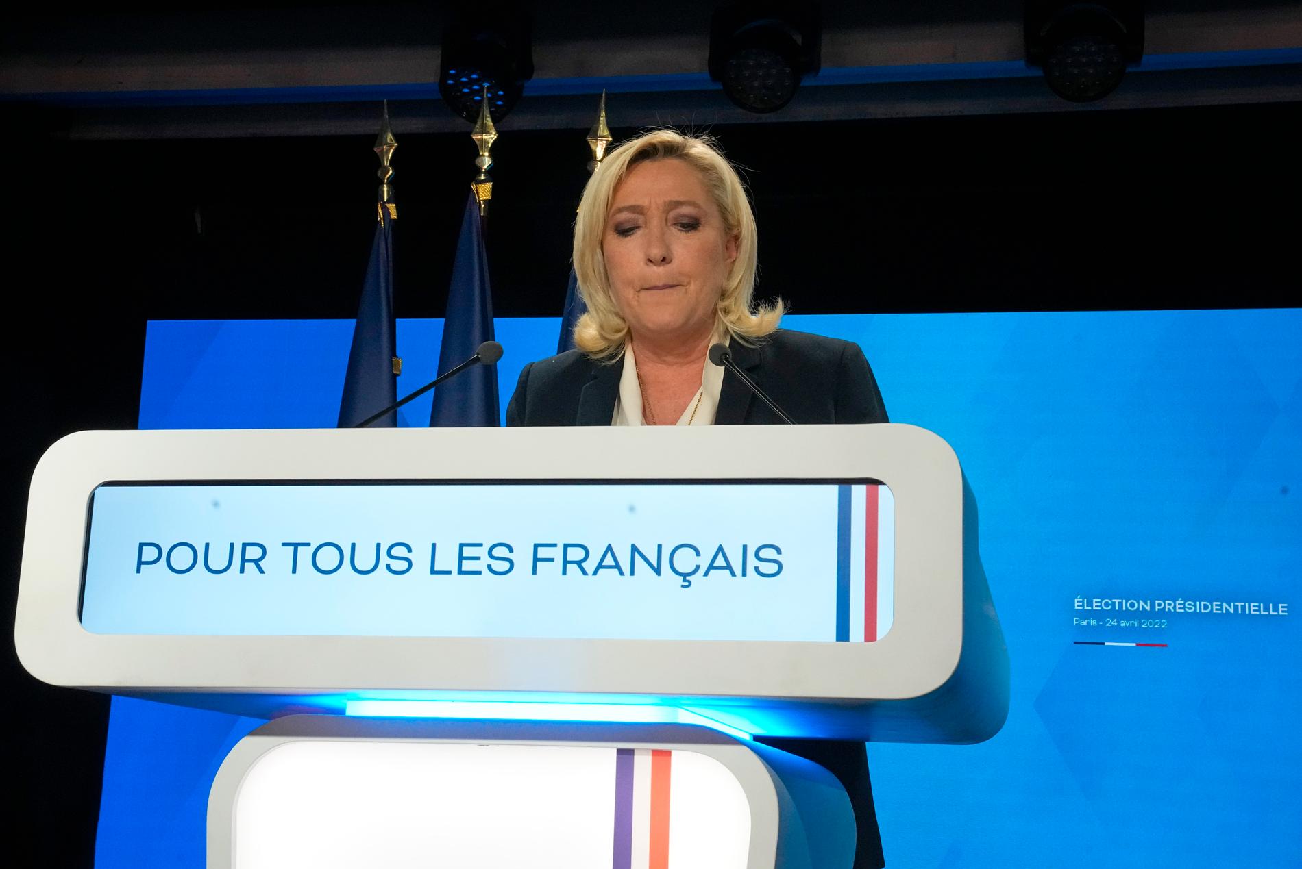 Marine Le Pen håller sitt tal där hon erkänner sig besegrad.