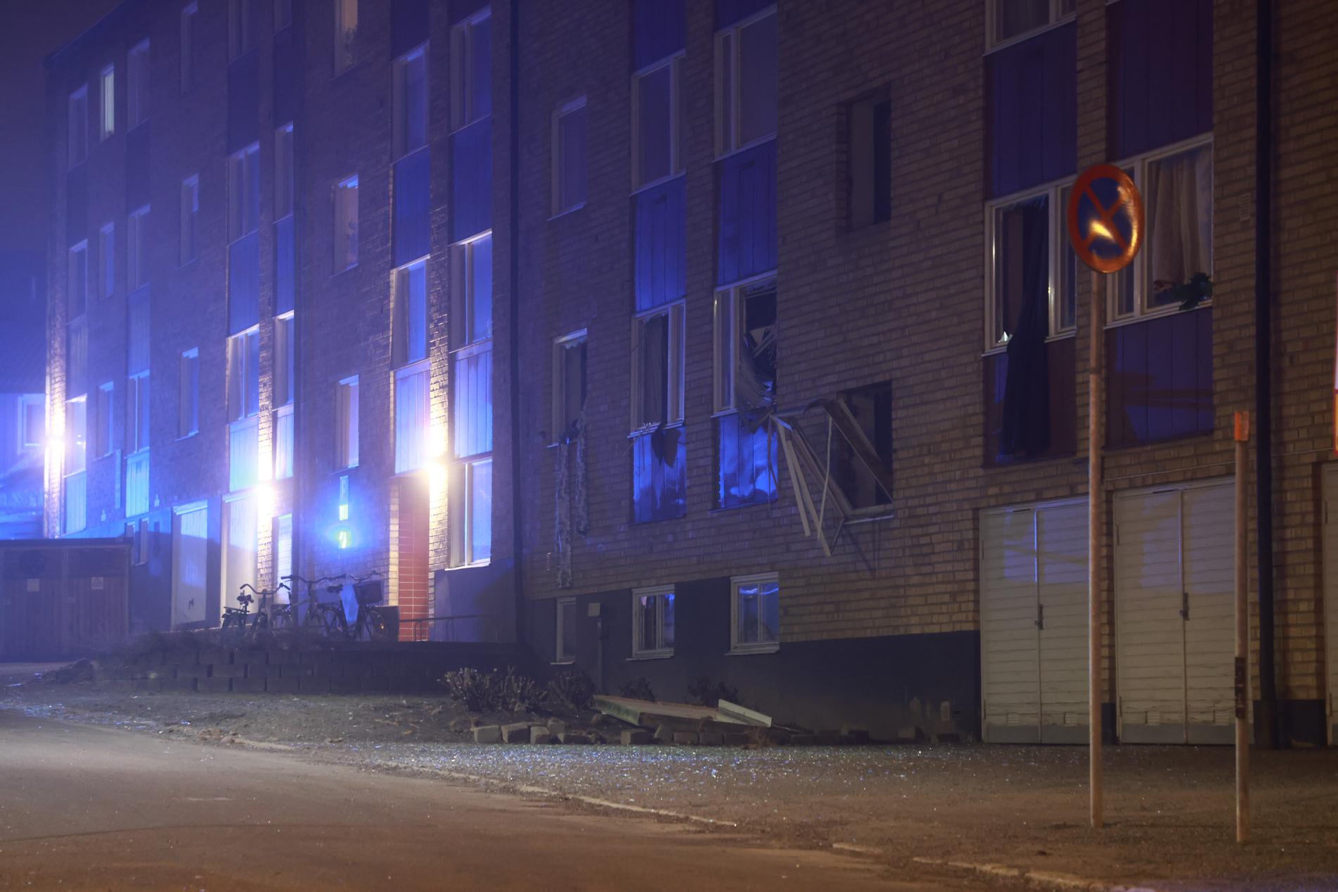 Explosionen slog ut fönster i flerfamiljshuset. Linköping 7 mars.
