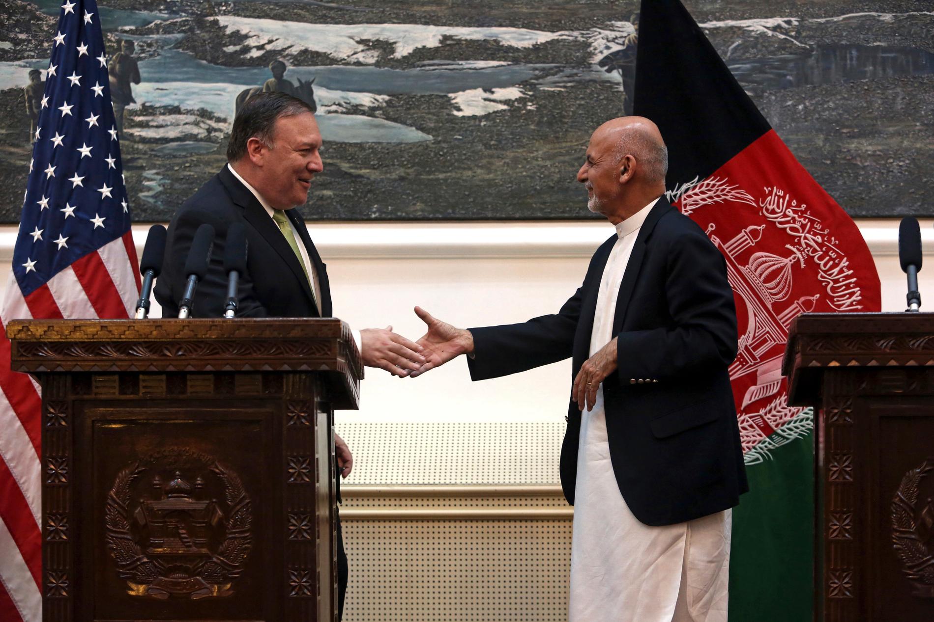 USA:s utrikesminister Mike Pompeo (vänster) i samspråk med Afghanistans president Ashraf Ghani vid en presskonferens i juli förra året. Arkivbild.