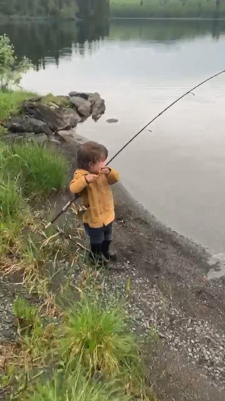 Här vevar han in fisken.