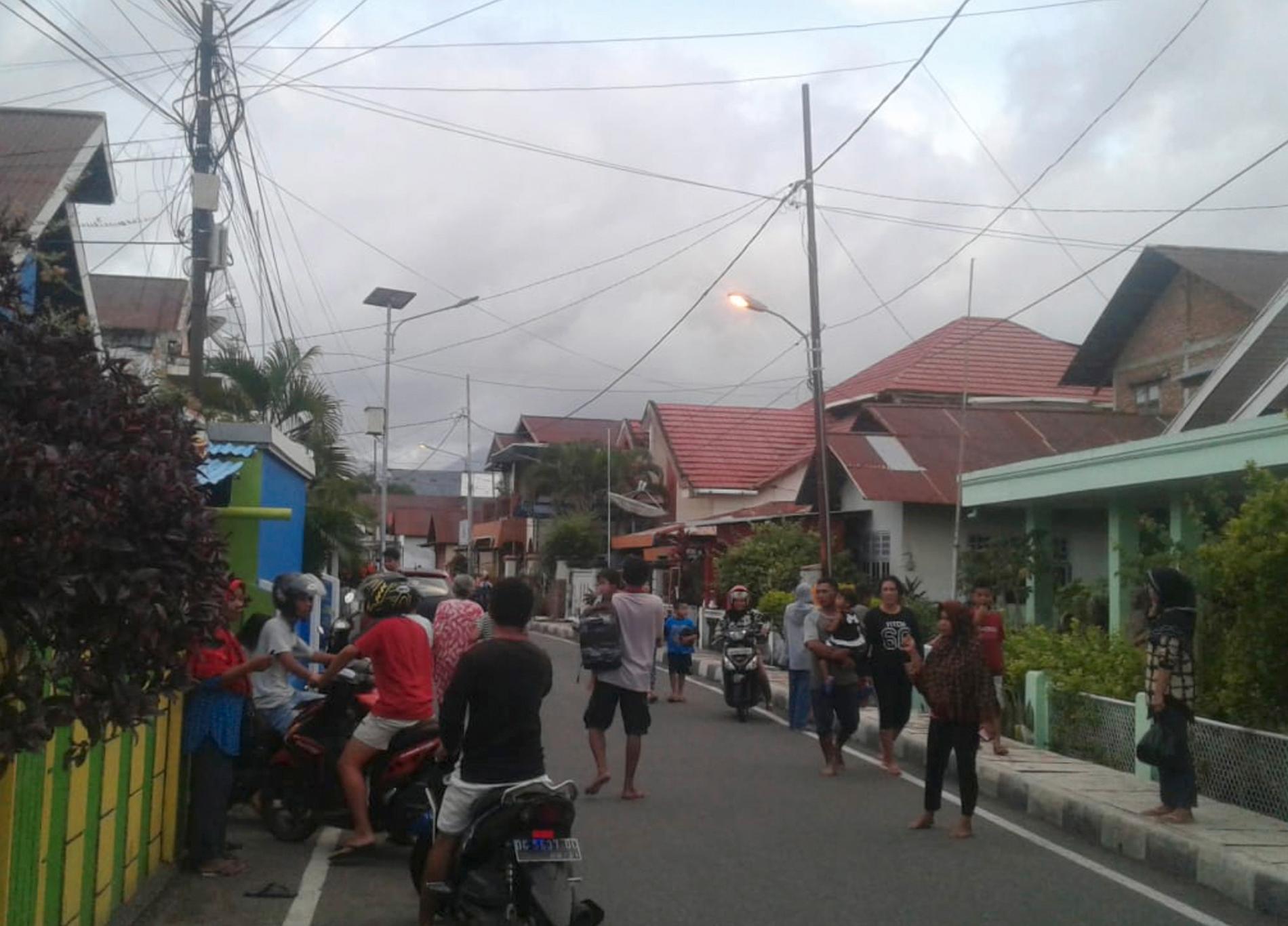 Invånare i staden Ternate flyr efter jordskalvet i söndags.