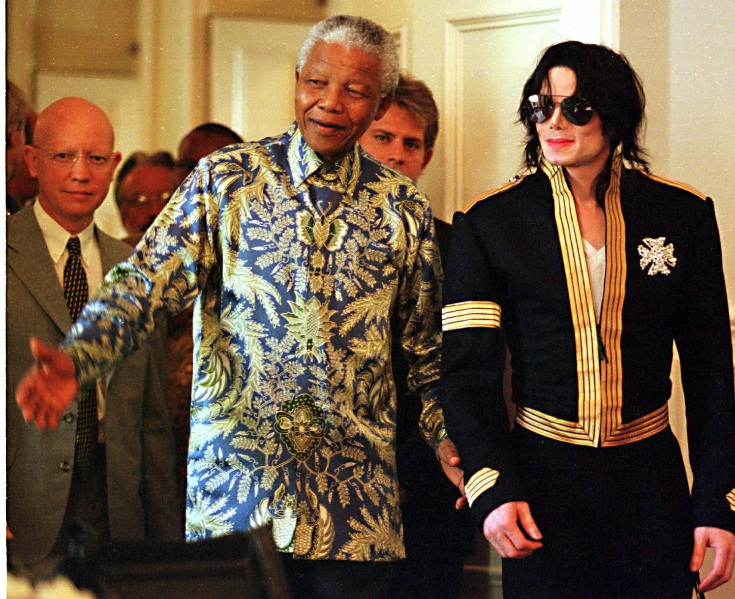 President Nelson Mandela tillsammans med King of pop, Michael Jackson. De är på väg till en presskonferens i Kapstaden i mars 1999 där Michael Jackson offentliggjorde två konserten till stöd för Nelson Mandela Children's Fund.
