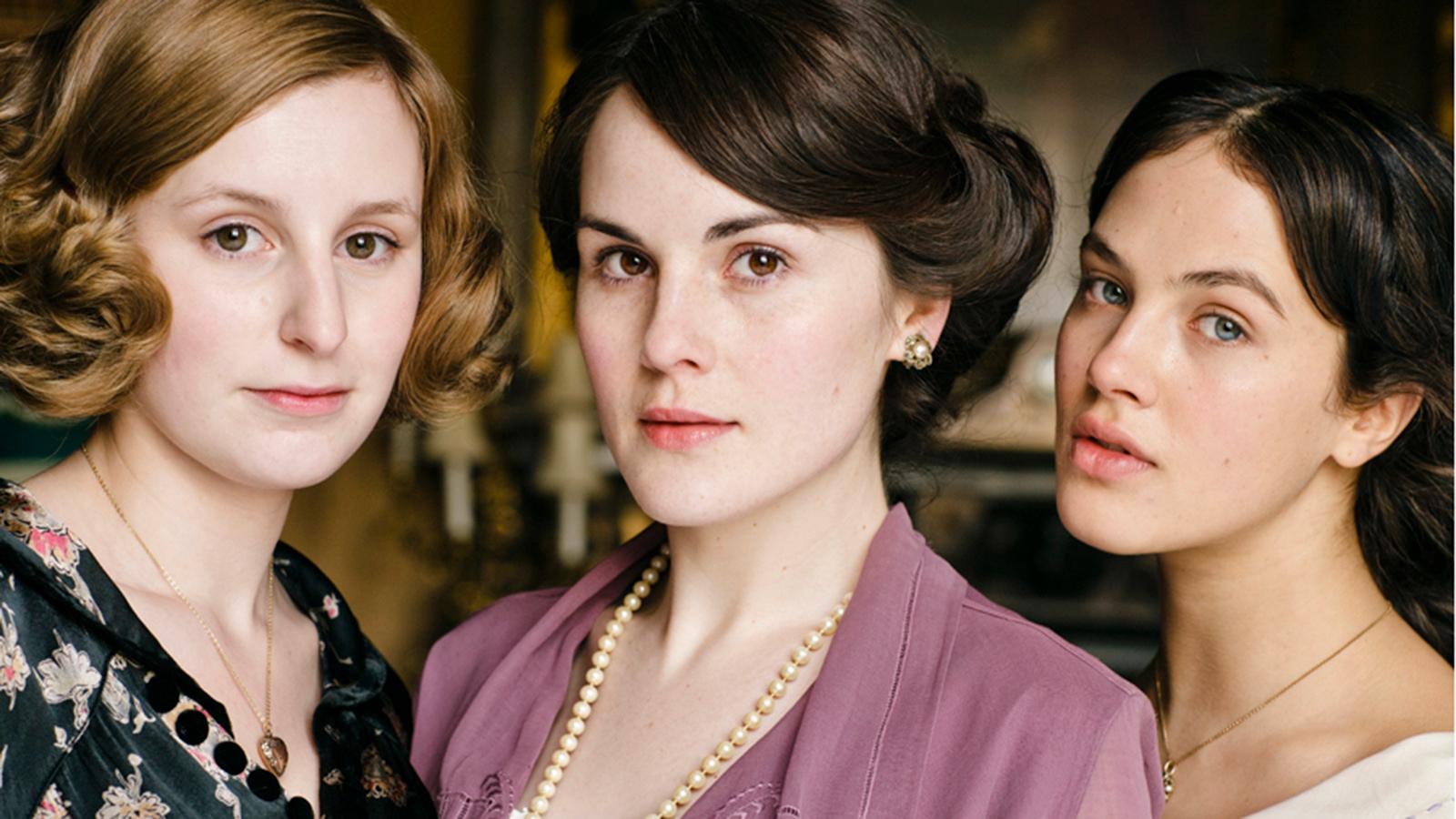 Laura Carmichael (Lady Edith Crawley), Michelle Dockery (Lady Mary Crawley) och Jessica Brown-Findlay (Lady Sybil Crawley) i tv-serien ”Downton Abbey”.