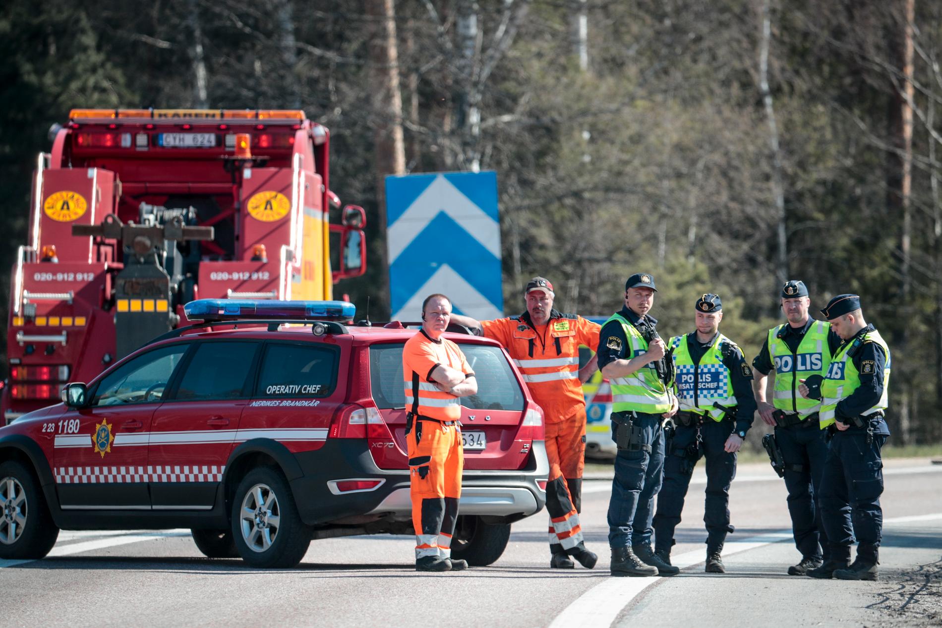  Buss har vält på E18 vid Örebro – åtta har förts till sjukhus.