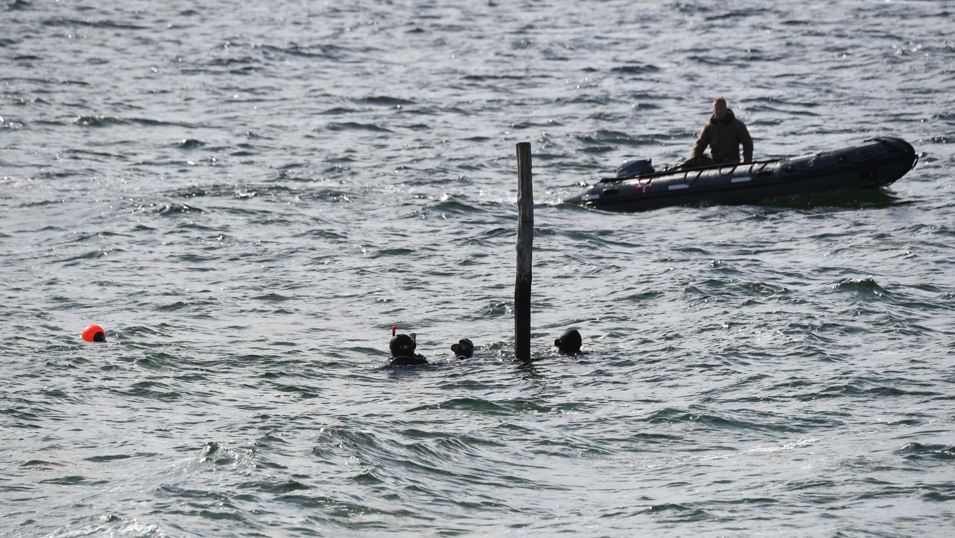 Dykare söker i vattnet där en kvinnokropp påträffats utanför Amager i Köpenhamn.