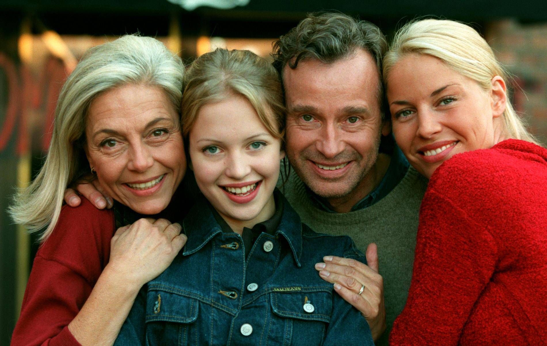 ”Vänner och fiender” 1996 med Louise Edlind, Jenny Ulving, Leif Ahrle och Petra Hultgren.