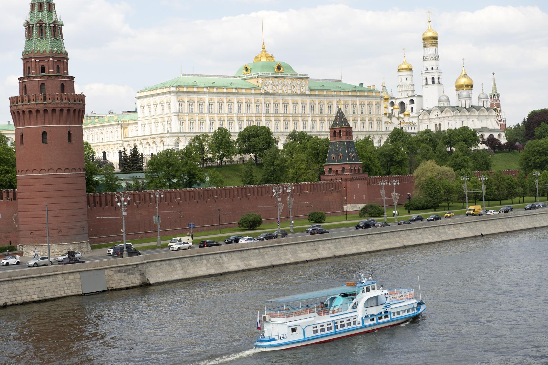 Moskvafloden med Kreml bakom sig. Arkivbild.