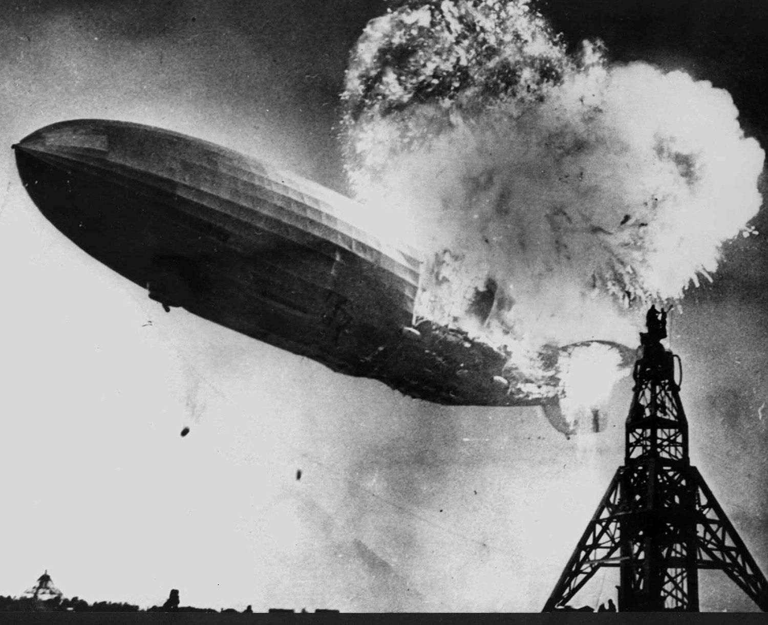 37 människor ombord på Hindenburg plus en på marken dog när luftskeppet brann upp under landning i New Jersey 1937.