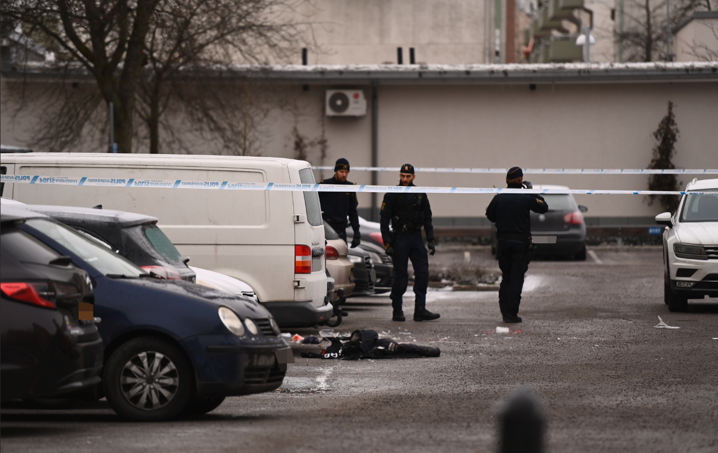 Polis i arbete på den parkering i Rinkeby där mannen sköts på juldagsmorgonen.