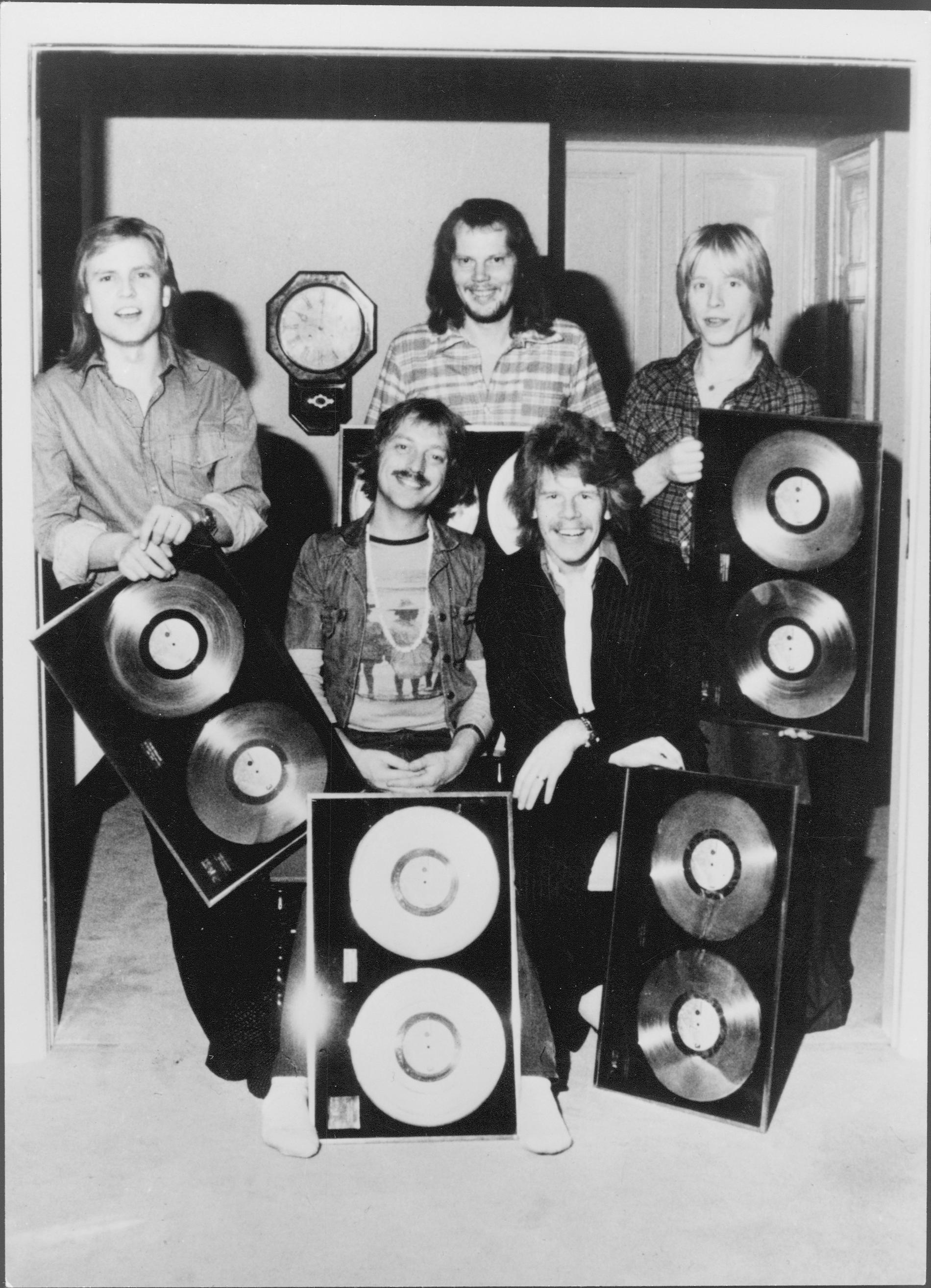  Ola Magnell (i mitten längst bak) tillsammans med Pugh Rogefeldt och bandet Rainrock har sålt 60 000 ex av plattan ”Ett steg till”.