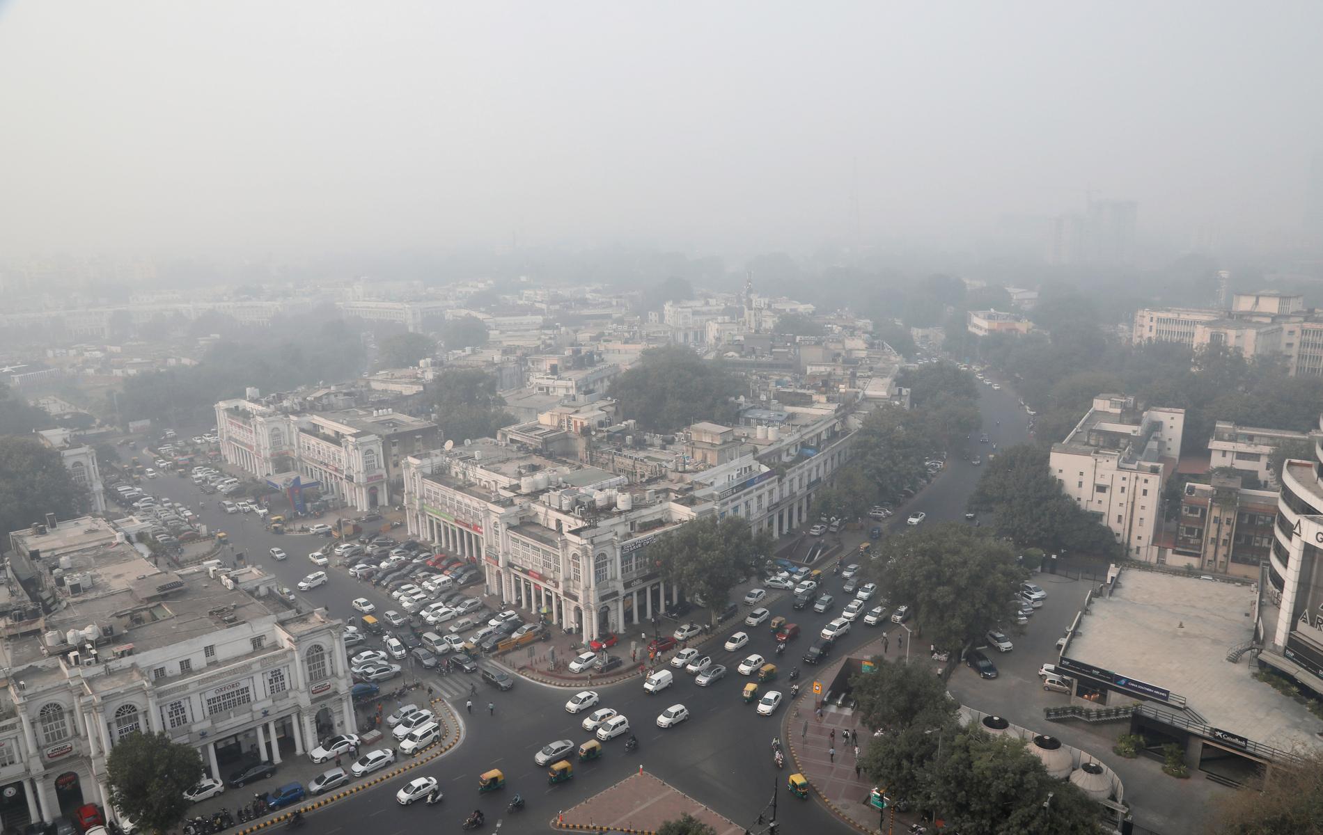 Luftföroreningarna i den indiska storstaden Delhi har nått "outhärdliga" nivåer, enligt Delhis chefsminister.