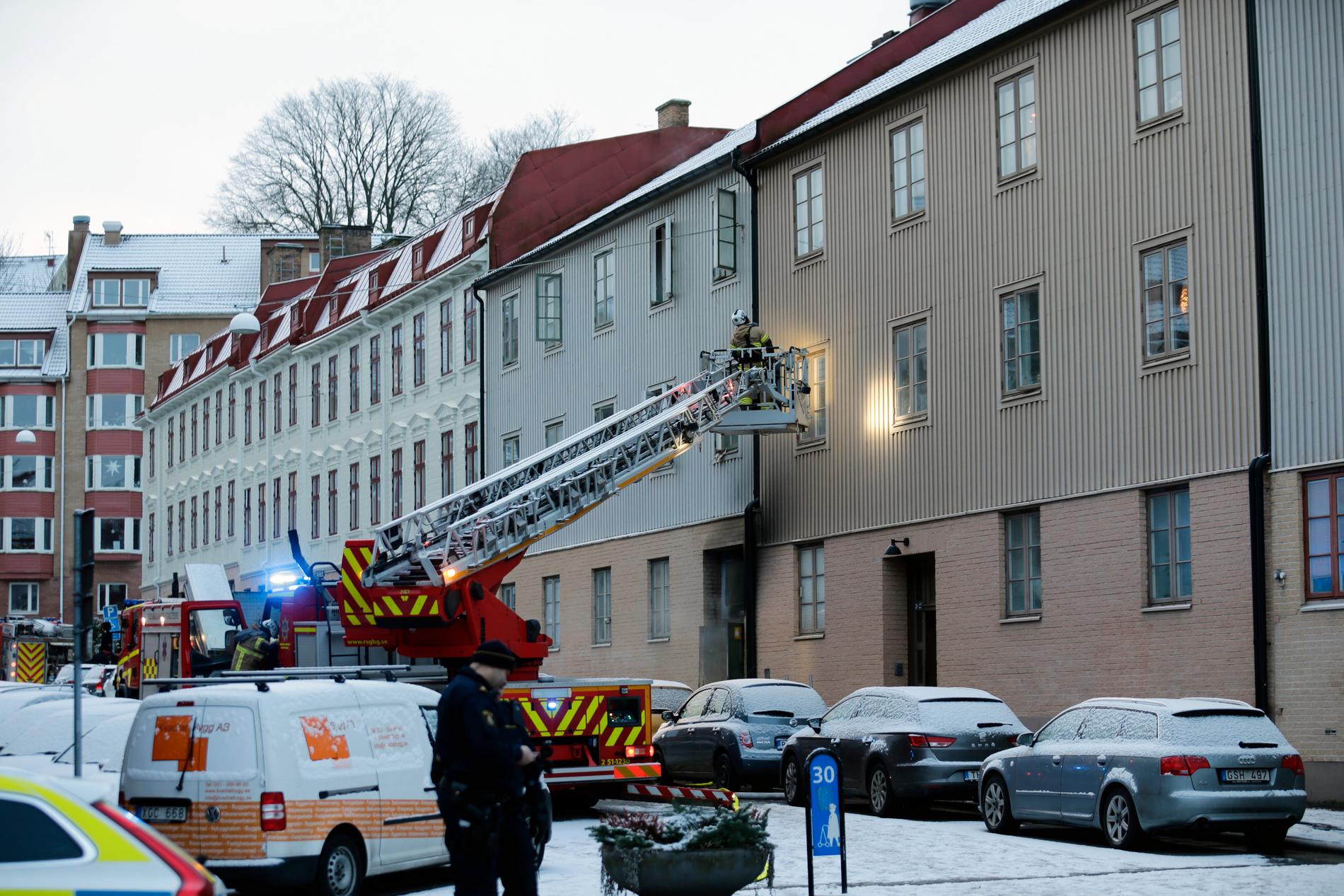 Ett trähus brinner i Majorna i Göteborg.