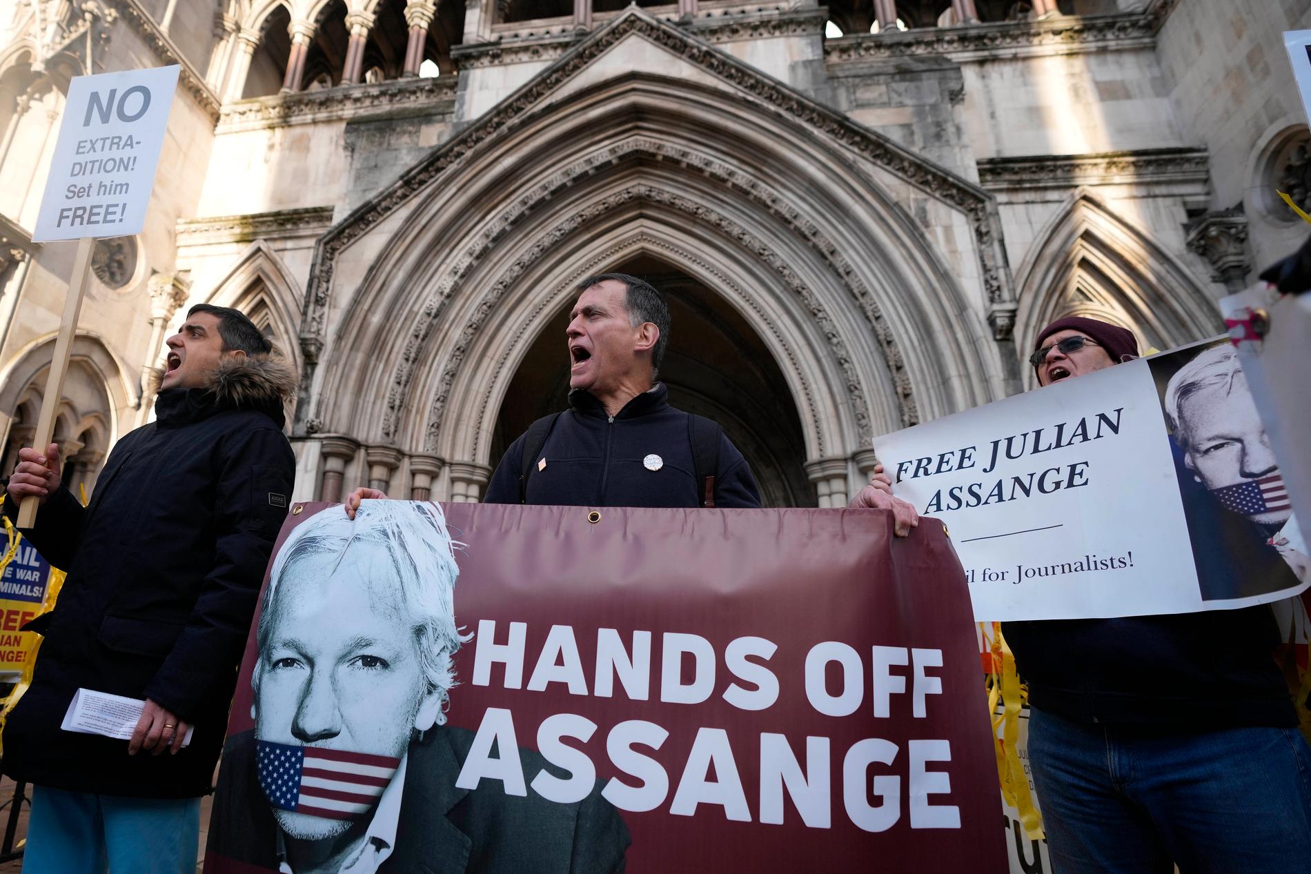 Stöddemonstration för Julian Assange utanför Högsta domstolen, december 2021. I går blev det klart att Julian Assange för närvarande inte kan utlämnas till USA då han har rätt att överklaga till Högsta domstolen i Storbritannien.