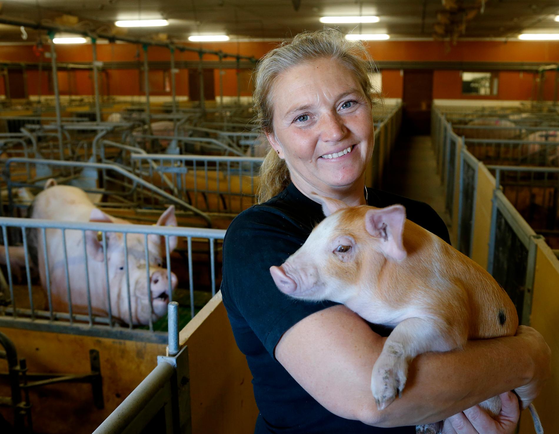 ”Det är kärvt, det är det”, säger grisbonden Jeanette Blackert efter den senaste tidens prisökningar som påverkar hennes verksamhet.
