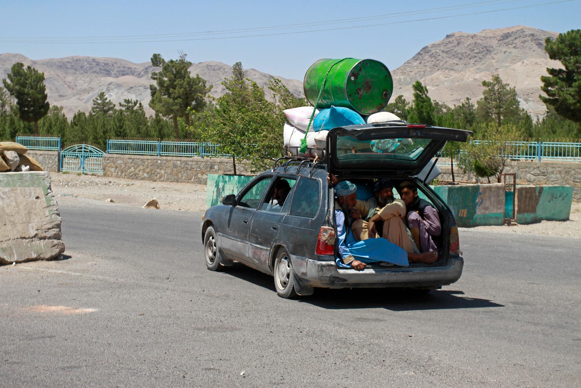 Afghaner flyr från talibanerna i staden Herat.