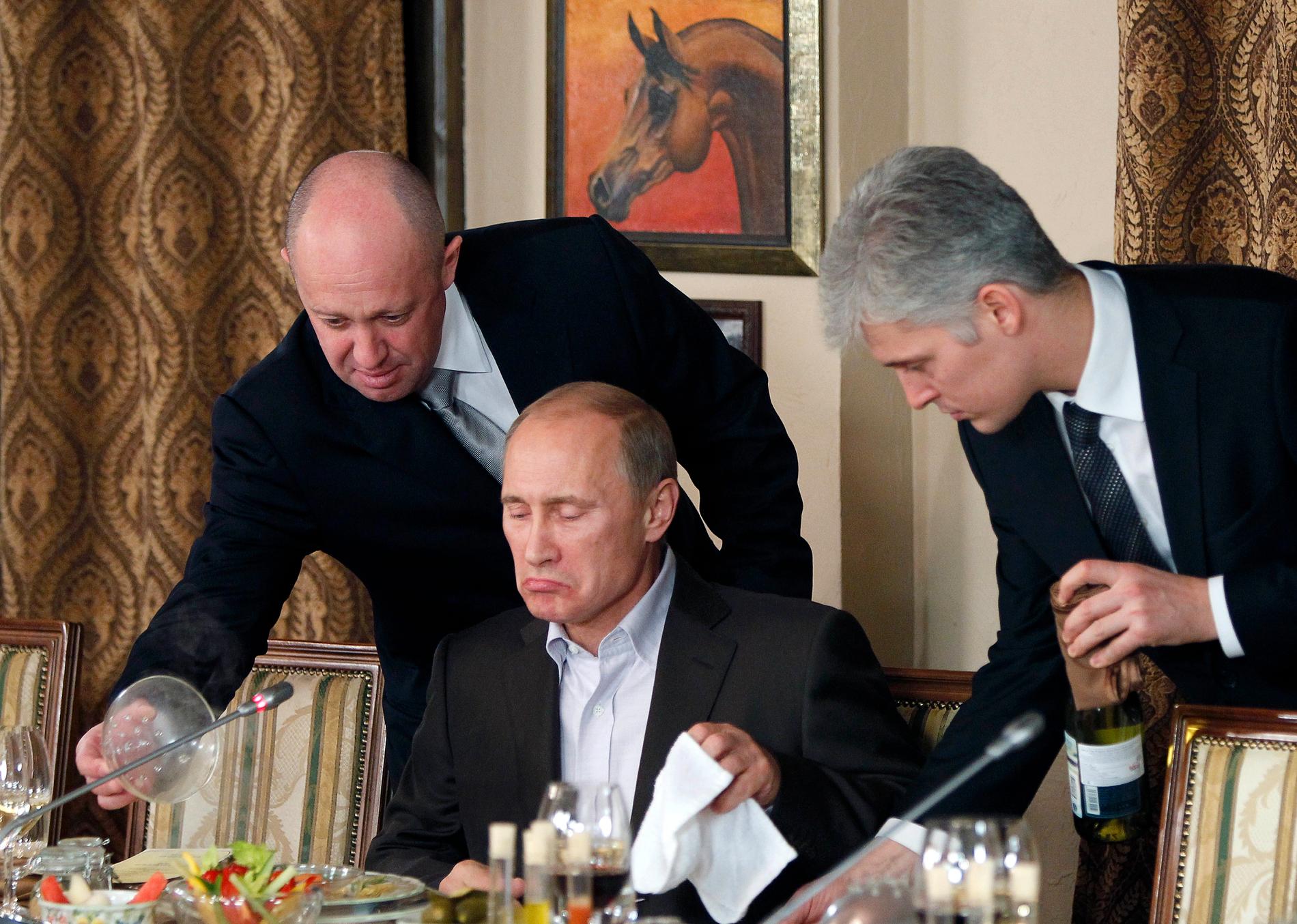 Oligarken Jevgenij Prigozhin jobbade tidigare med catering. Här serverar han Putin en måltid.