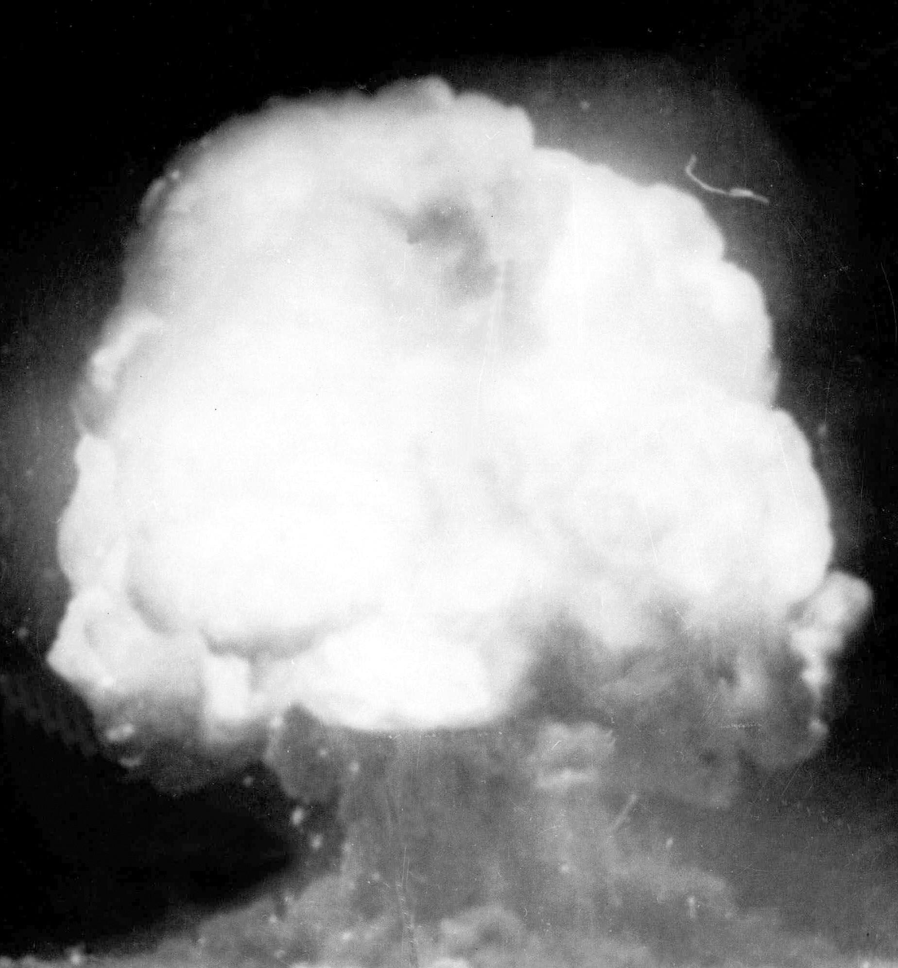 en första amerikanska atombomben exploderar under ett test i Alamogordo, NM, 16 juli 1945. 