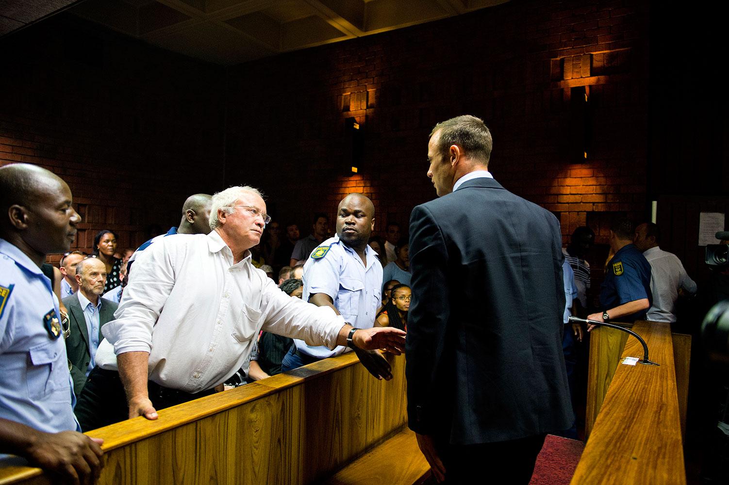 Oscar Pistorius pappa Henke stöttar sonen i rättssalen.