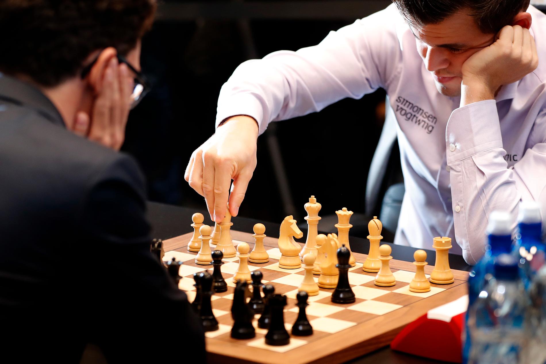 Regerande världsmästaren i schack Magnus Carlsen slog utmanaren Fabiano Caruana och behåller titeln.