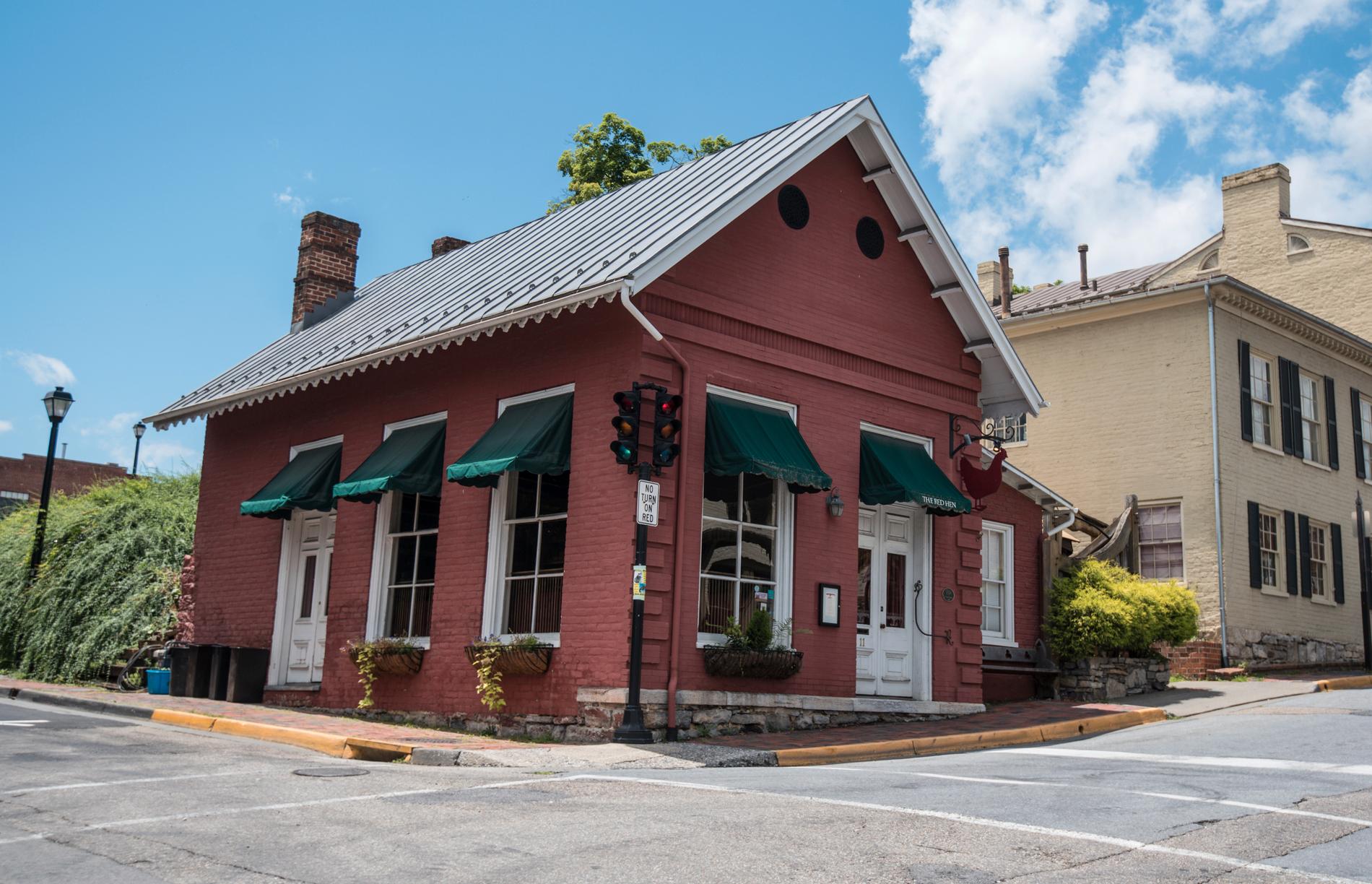 Restaurangen Red Hen i Lexington i Virginia, där Vita husets pressekreterare Sarah Huckabee Sanders inte fick äta klart.