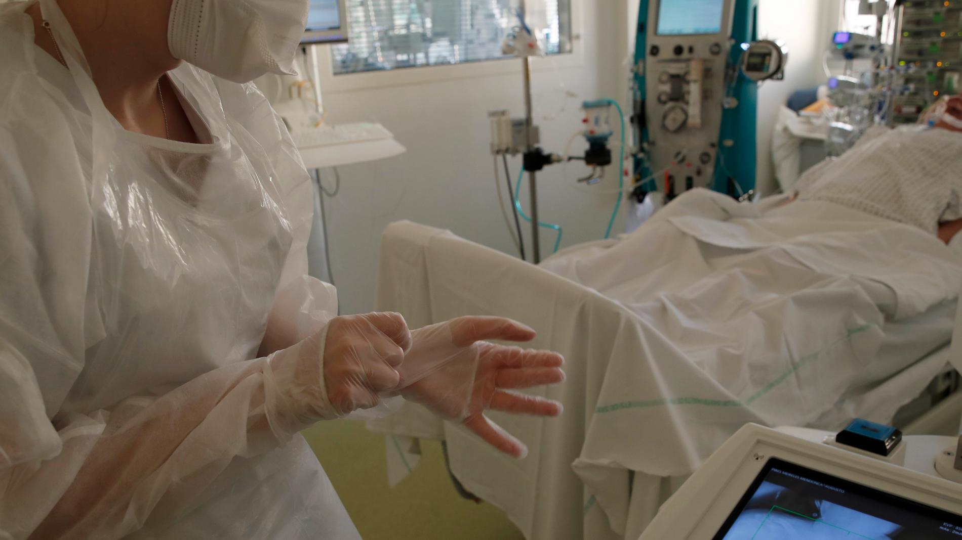 En sjukvårdsarbetare med en covidsjuk människa som intensivvårdas i Frankrike. Belastningen den franska intensivvården ökar dag för dag. Arkivbild.