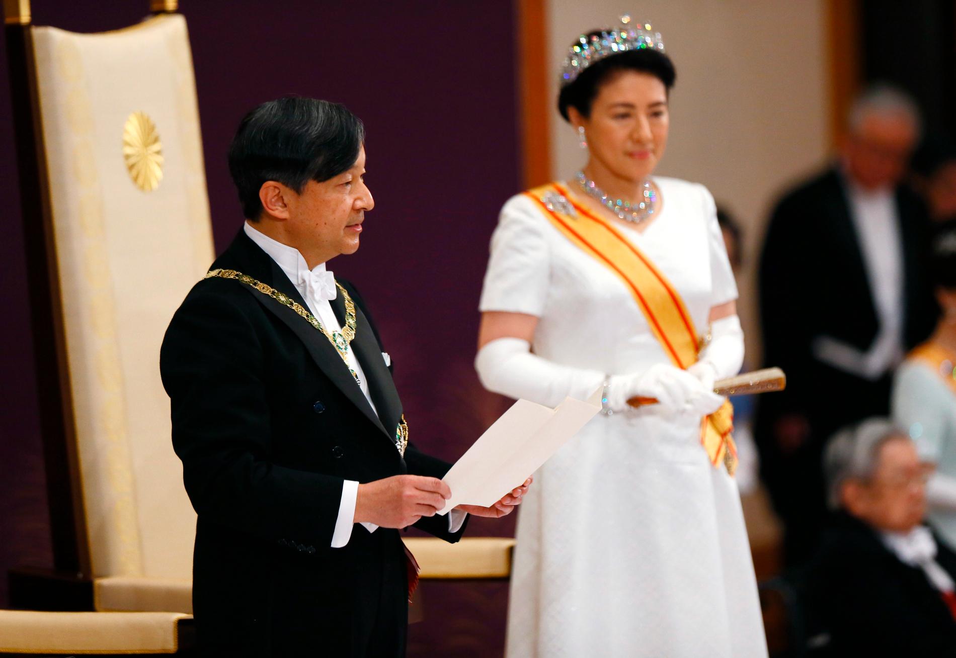 Kejsare Naruhito, här med kejsarinnan Masako, under hans första tal till folket efter kröningsceremonin.