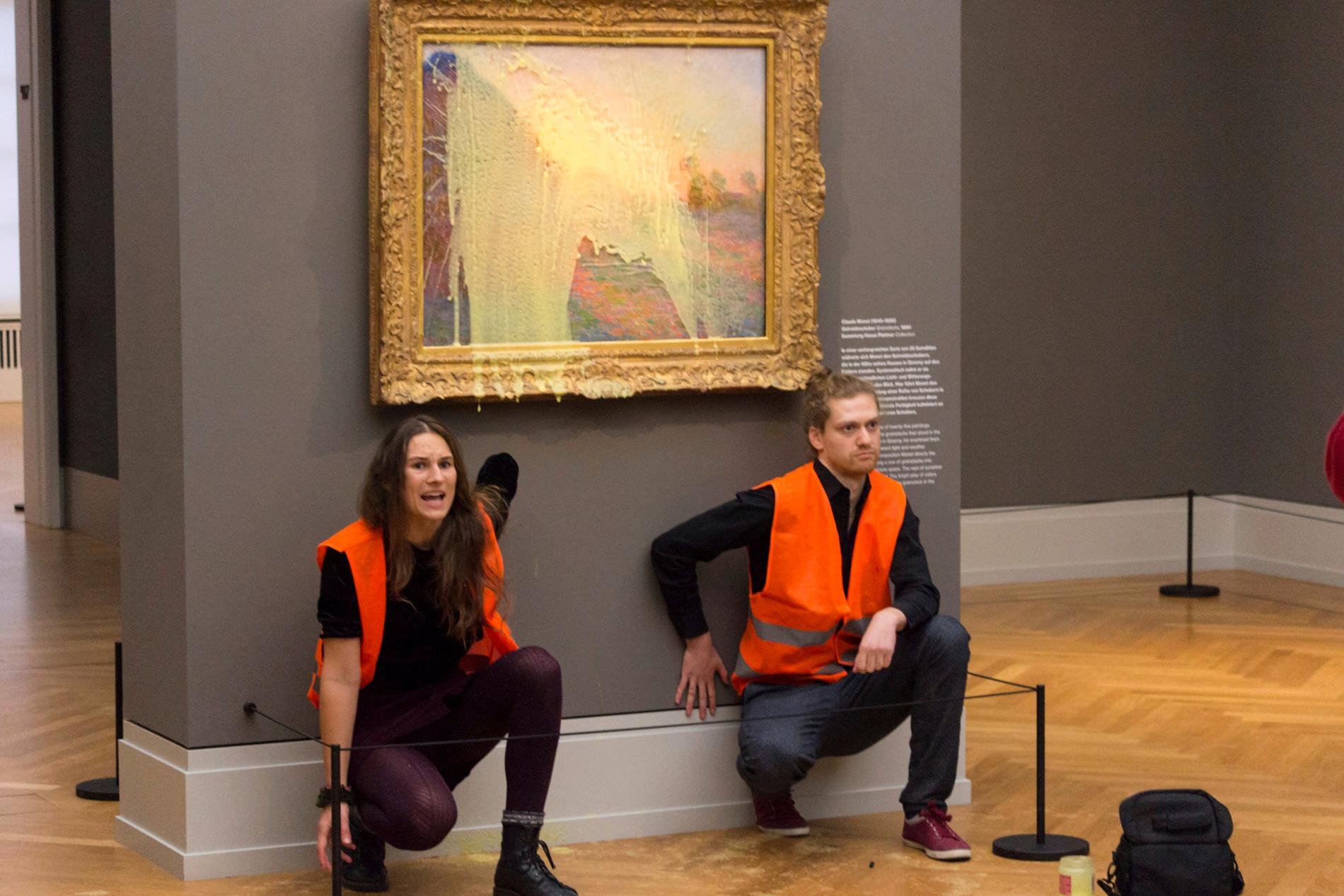 Klimataktivister kastade potatismos på Monets målning "Les meules" i Tyskland. Arkivbild.