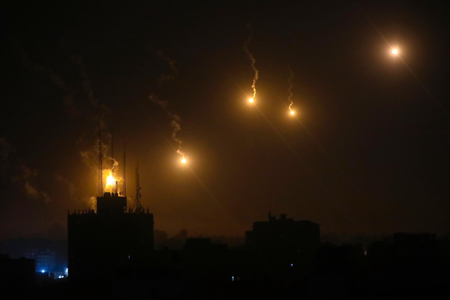 Under måndagskvällen är Gaza fortfarande under kraftigt bombardemang. Israeliska arméns spårljus lyser upp de rykande ruinerna. 