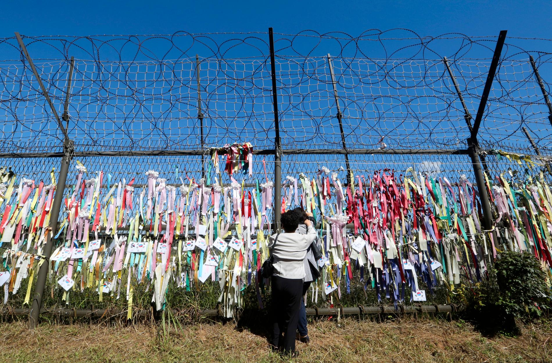 Ett staket nära gränsen mellan Syd- och Nordkorea där avhoppare från norr fäst meddelanden med hopp om återförening av de båda länderna. Arkivbild.