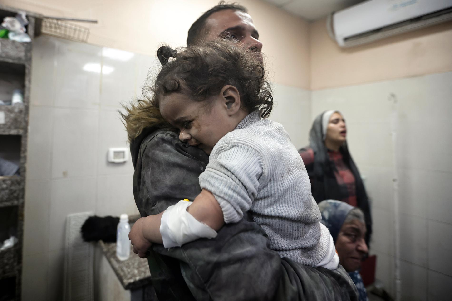 En palestinsk flicka som skadats i Israels attacker får vård på Nassersjukhuset på nyårsafton 2023.
